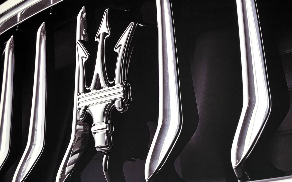 Dentro del programa de inversiones de 5.000 millones de euros anunciados por FCA para Italia, Maserati comunica sus planes futuros. Maserati anunció que todos sus nuevos modelos serán desarrollados, diseñados y producidos al 100% en Italia y que adoptarán sistemas de propulsión eléctrica híbrida y de batería. Según informó en un comunicado, la firma del tridente pondrá en marcha su proceso de electrificación en 2020 con la llegada del Ghibli, que se producirá en Turín y será su primer modelo híbrido. Además, el primero de los nuevos Maserati en producirse será un superdeportivo, en la planta de la compañía en Módena, donde están en marchas importantes actualizaciones en la línea de producción para alojar un motor eléctrico. Posteriormente, llegará un “Utility Vehicle” que se ensamblará en Cassino. En tanto, los nuevos GranTurismo 2 y GranCabrio se fabricarán en el Polo de producción de Turín, donde Fiat Chrysler Automobiles está invirtiendo 800 millones de euros. Además, todos los Maserati nuevos, incluidos los modelos actuales, dispondrán de conducción autónoma. Partiendo de un nivel 2 potenciado se alcanzará el nivel 3, capaz de mantener el carril y llevar al vehículo a una parada de seguridad a un lado de la carretera en el caso de que el conductor no pueda mantener el control. Maserati tiene prevista una inversión de más de 800 millones de euros, que se destinará a la construcción de una nueva línea de producción a finales del primer trimestre de 2020. Antes de 2021 saldrán las primeras unidades de preserie.