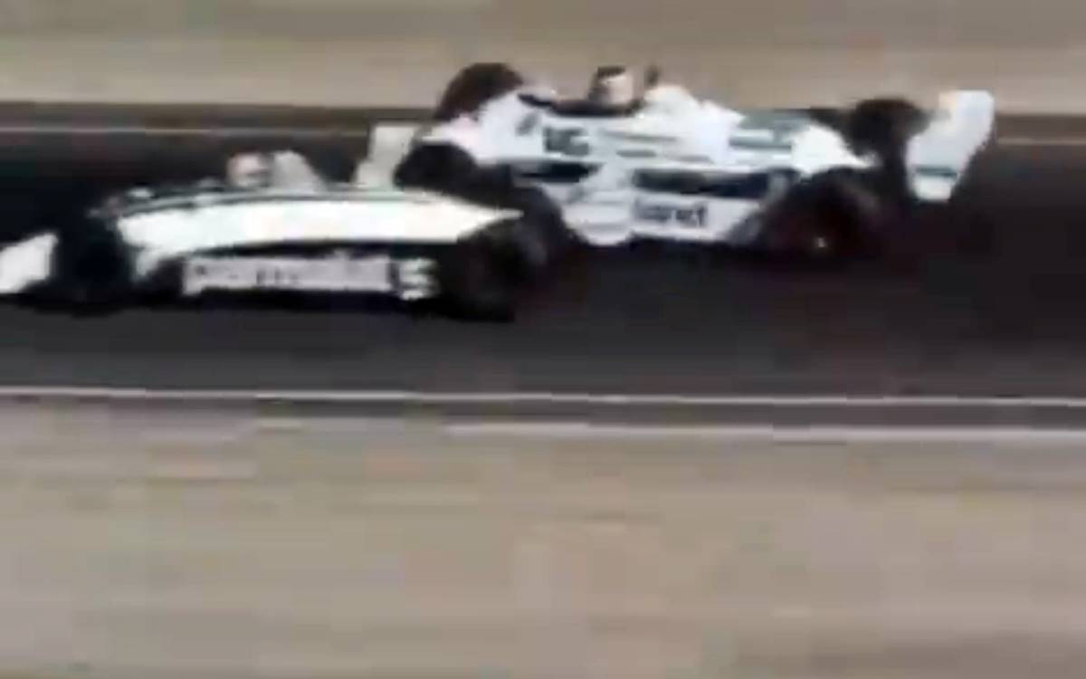El Gran Premio de Las Vegas de 1981 no es gratamente recordado por la afición argentina por un sencillo motivo: Carlos Reutemann no pudo conseguir el título de la Fórmula 1, que quedó para el brasileño Nelson Piquet. Aunque largaba desde la pole position con su Williams, Lole poco pudo hacer para llegar delante de su rival de Brabham, que era lo que necesitaba para coronarse. Aunque todos saben muy bien lo ocurrido aquel sábado 17 de octubre en el estacionamiento del Caesar’s Palace, la debacle del santafesino comenzó con un toque, justamente con Piquet, en los entrenamientos del día viernes posteriores a la clasificación que le había dado a Reutemann la posibilidad de largar adelante. En ese incidente se dañó el chasis 12 de Williams, con el que el argentino se sentía cómodo. Lo había demostrado al dominar la tanda cronometrada y por eso se sentía confiado de obtener la corona. “Tenía una aceleración notable, trepaba inmediatamente a las 10.600 vueltas. Tenía todo controlado porque el auto me daba confianza”, afirmó Lole en el capítulo 15 del libro Los días de Reutemann de Alfredo Parga. “Yo lo había estrenado en Long Beach y con él había corrido hasta Francia; después lo ponían a nuevo y era mi muletto desde Montreal. Decididamente lo prefería al 17, que estrené en Zolder, que era más rígida y que no me gustaba”. Reutemann estaba decidido a encargar la definición del torneo con ese chasis 12. De hecho, ya lo había hablado con Patrick Head, el director del equipo, quien quiso convencerlo de lo contrario diciéndole que ese auto era muy viejo (había disputado ocho carreras) y que corría el riesgo de romper los portamazas porque tenían muchísimos kilómetros. “Yo me daba cuenta de que mi proyecto no era de su aprobación, pero íntimamente estaba decidido a correr con el 12. Pero vino el choque estúpido con Piquet...” Hasta hoy ese incidente solo estaba en la memoria de todos por las palabras de su protagonista, pero el periodista argentino Víctor Pérez Seara, radicado desde hace tiempo en España, lo recordó en un tuit compartiendo un video inédito y ahí se ve claramente el episodio. “Yo salía de una curva muy fuerte, me encuentro de golpe con el Brabham y sin tiempo para desviarme. Lo toqué y se dobló la parrilla delantera. El auto fue reparado inmediatamente, pero cuando vuelvo a salir advierto que no estaba más, había desaparecido. Ese auto no era la máquina obediente que yo tenía el jueves. No era el auto que me había hecho agradable la conducción. Me costaba un triunfo llevarlo, había cambiado completamente. Contra mi ideal original, no me quedó más remedio que hacerme cargo del 17, que no me gustaba nada”... Con este nuevo testimonio estas palabras de Reutemann toma una nueva dimensión y surge la pregunta de cuánta responsabilidad tuvo Piquet en esa maniobra, que en definitiva privó al argentino de correr con ese auto en el que confiaba tanto.