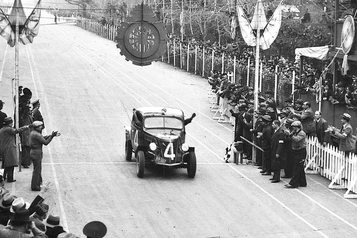 Ángel Lo Volvo recibe la bandera de cuadros en el Gran Premio Argentino de 1937.