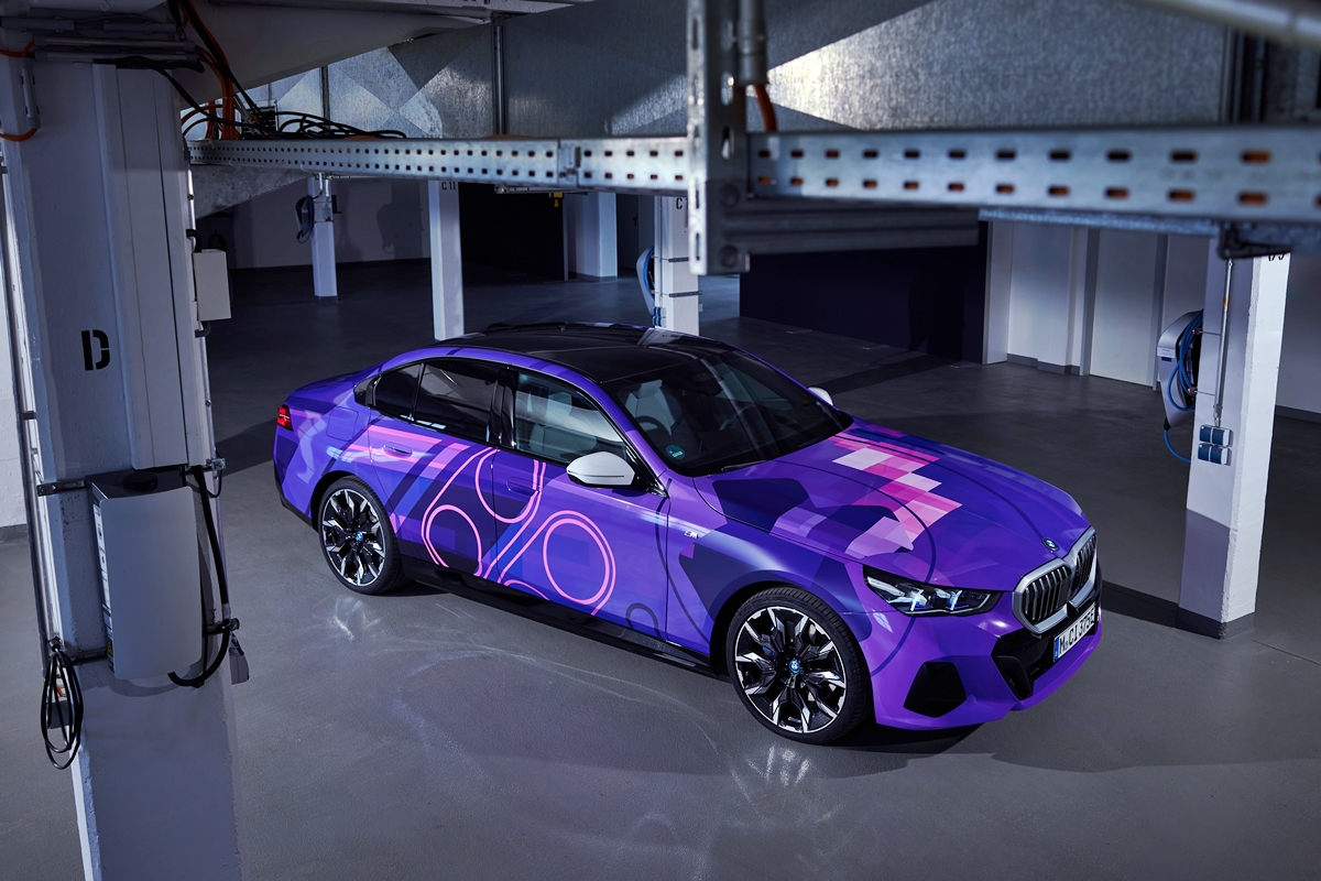 ¿Cómo convertir un BMW Serie 5 en una sala de juegos sobre ruedas? 