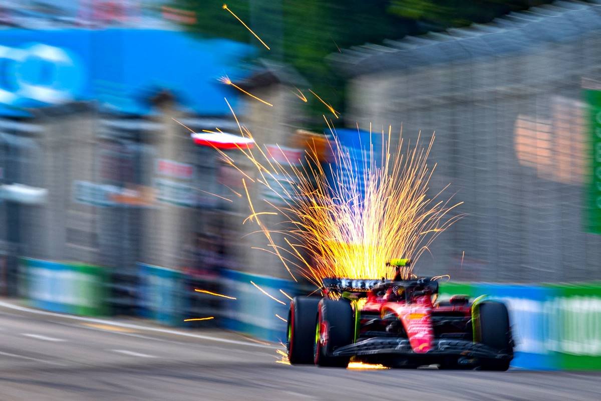 Carlos Sainz ilusiona a los tifosi tras la pole para el GP de Singapur