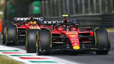 Carlos Sainz Sr. cuestiona a Ferrari e insinúa favoritismo hacia Charles Leclerc