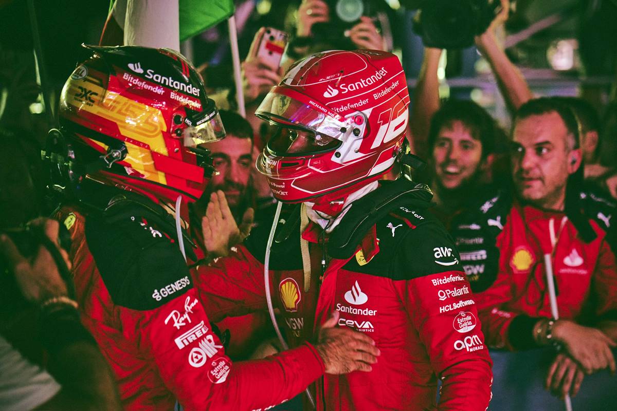 Ex estrella de Ferrari le tira flores a Carlos Sainz y critica a Charles Leclerc