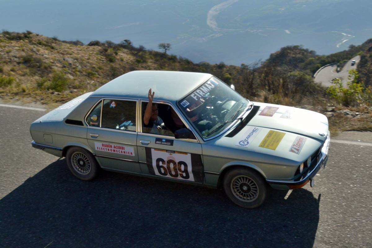 Un BMW 520 de 1981 lidera el Gran Premio Argentino Histórico