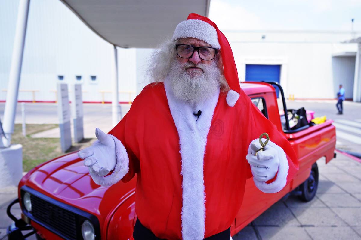 El Gaucho Noel y su Renault 4 brindaron felicidad en Navidad