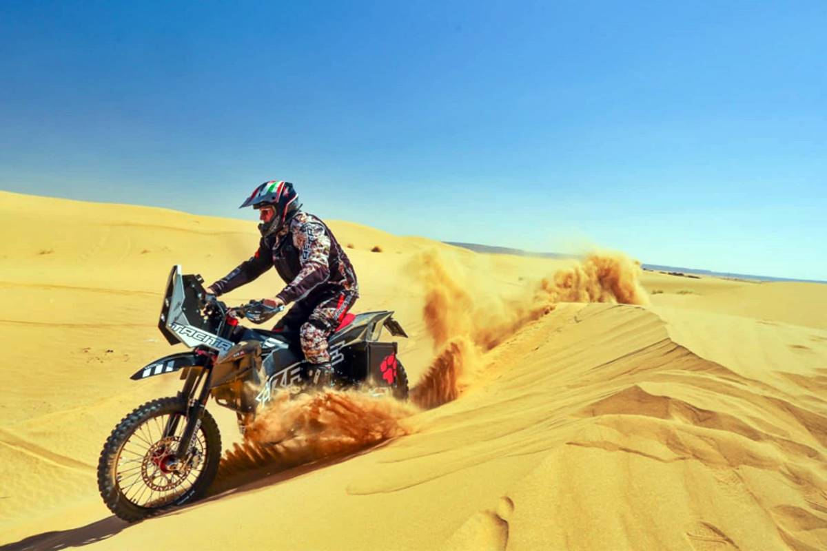 Rally Dakar 2024: La extravagante moto eléctrica que intentará ganarle a la carrera más dura del mundo