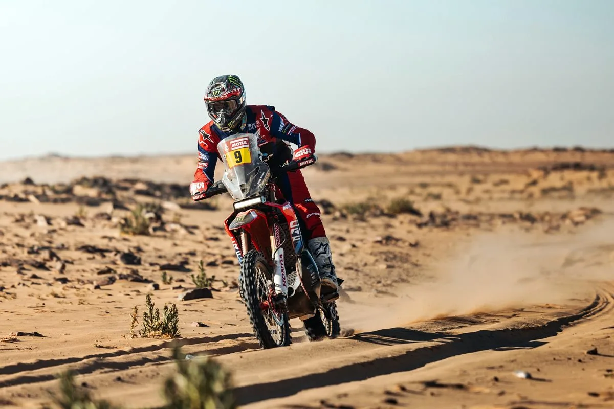 Ricky Brabec, nuevo líder en la categoría motos; los Benavides en el Top 10