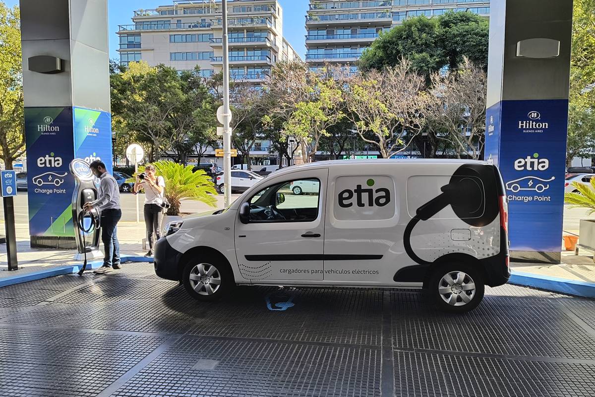 ¿Dónde se cargan los autos eléctricos en Argentina?