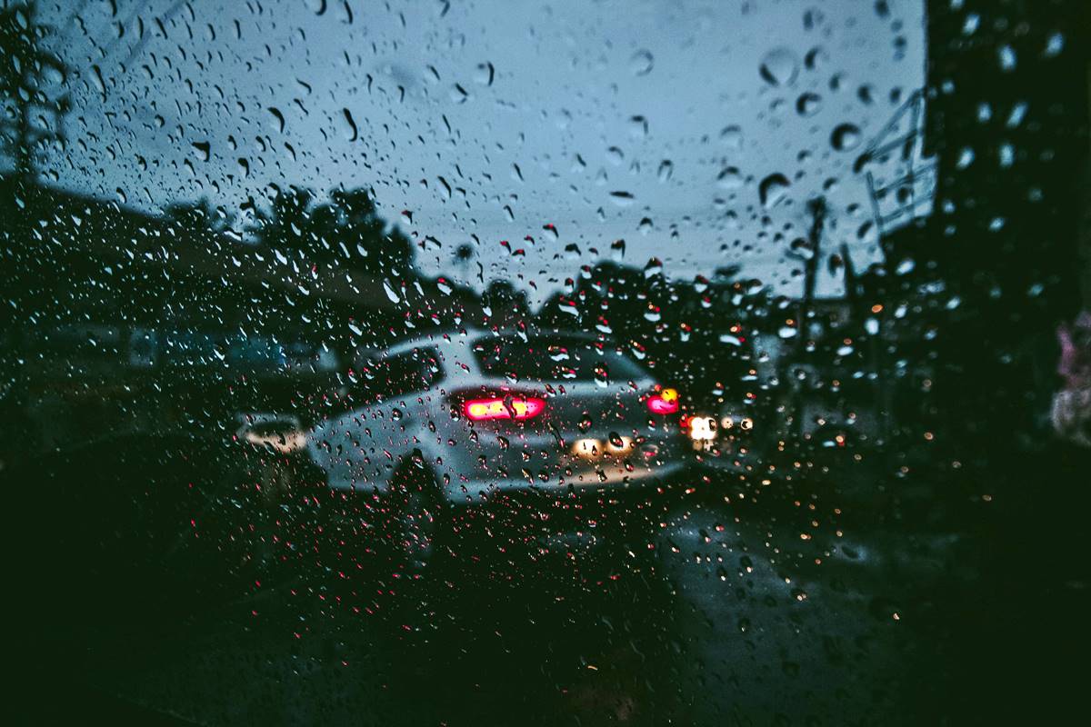 ¿Cómo se debe conducir en caso de lluvia? 