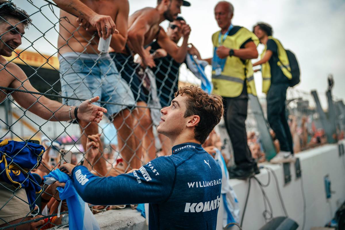 Franco Colapinto con fans argentinos.