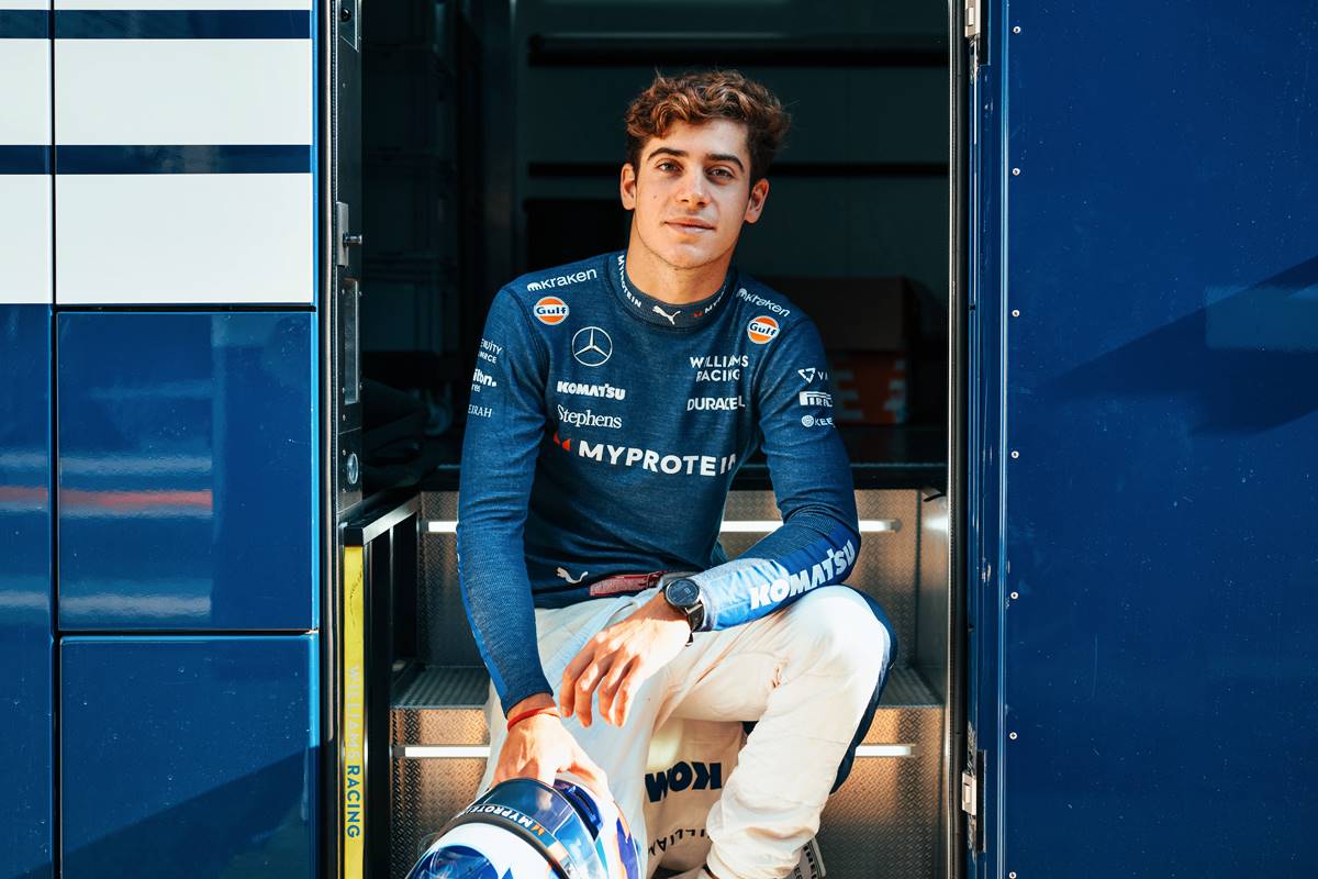 Franco Colapinto en boxes de la Fórmula 1.