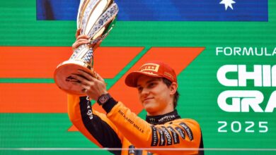 Oscar Piastri con el trofeo del Gran Premio de China
