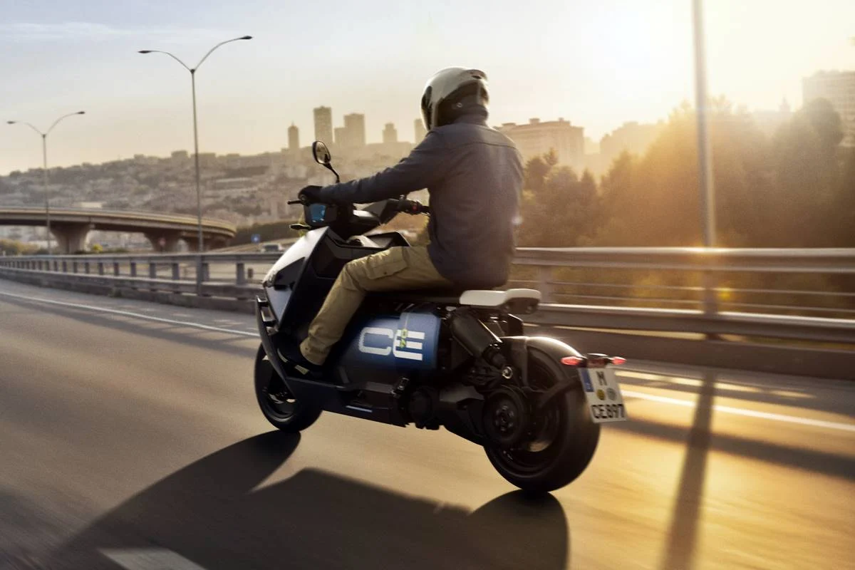 ¿Cuál es la autonomía del BMW CE 04 en KM? 