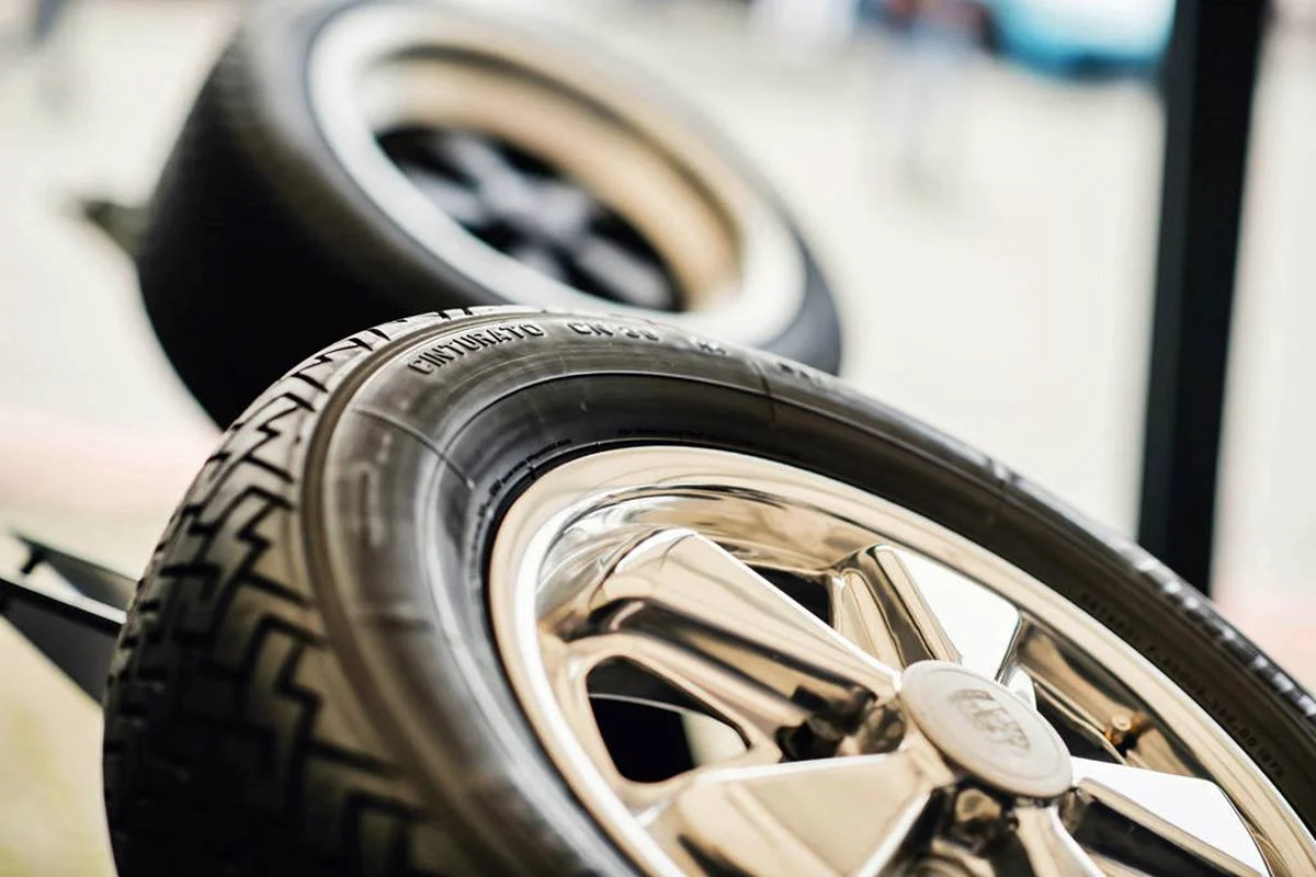 ¿Cómo puedo cuidar los neumáticos de mi auto? 